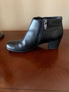 Vaneli black leather boots size 5.